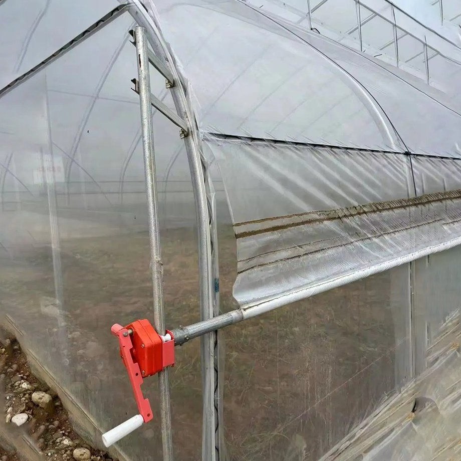Manual film winder and side opening on a tunnel greenhouse