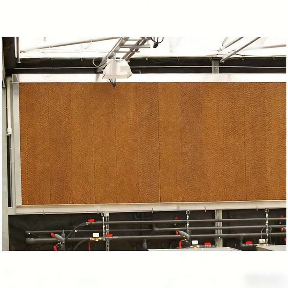 Evaporative cooling pad installed in the side wall of a greenhouse