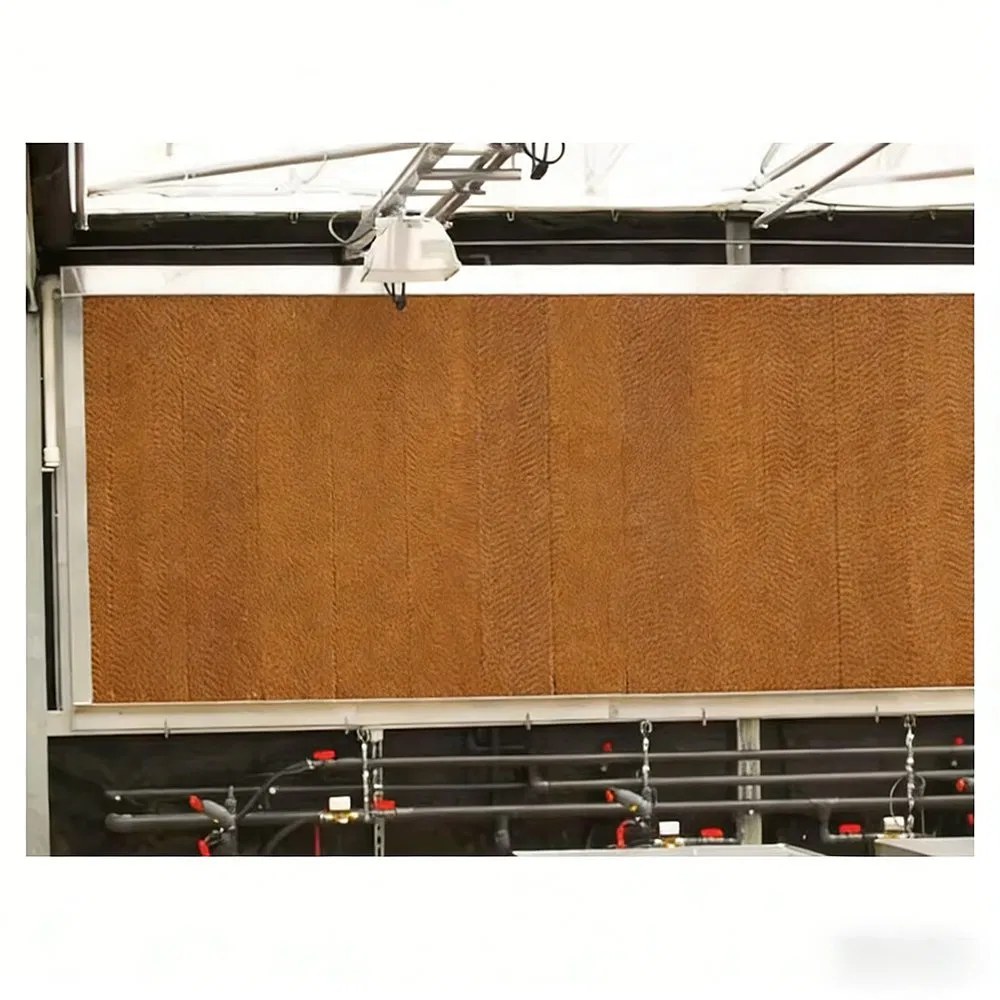 Cooling pad wall inside a PC sheet greenhouse